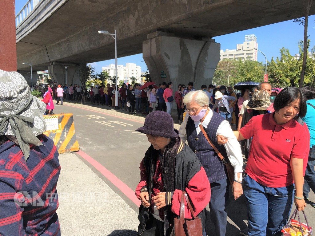 農曆正月初九天公生日,屏東市玉皇宮13日準備了2萬份的平安壽麵,領取平安壽麵的人龍長達一公里多,排隊至少半小時才能領到壽麵。中央社記者郭芷瑄攝 108年2月13日