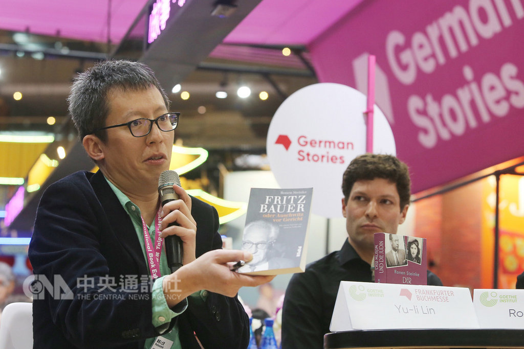 南德意志報記者羅南.史坦格(Ronen Steinke)(右)與中央社記者林育立(左)13日下午在2019第27屆台北國際書展德國館出席講座活動,以「德國的轉型正義」為主題對談。中央社記者徐肇昌攝 108年2月13日