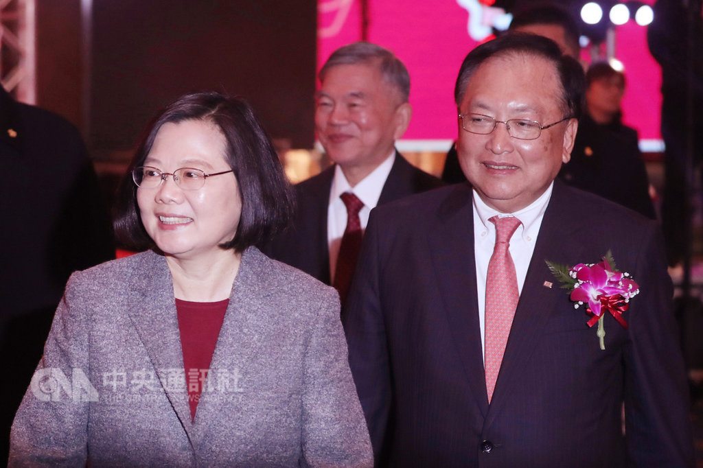 總統蔡英文(左)13日晚間在台北出席2019全國中小企業聯合新春團拜,與中華民國全國中小企業總會理事長李育家(右)一同步入會場。中央社記者吳家昇攝 108年2月13日