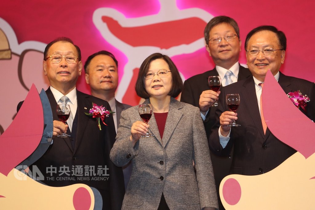 總統蔡英文(中)13日晚間在台北出席2019全國中小企業聯合新春團拜,和中華民國全國中小企業總會理事長李育家(右)等人一同舉杯致意。中央社記者吳家昇攝 108年2月13日