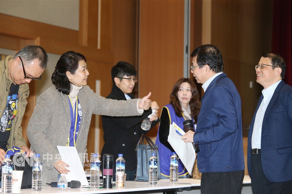 華航勞資協商近中午時結束,交通部政務次長王國材(右2)向桃園市機師職業工會常務理事陳蓓蓓(左2)致意,陳蓓蓓向王國材回比讚。 中央社記者郭日曉攝 108年2月13日