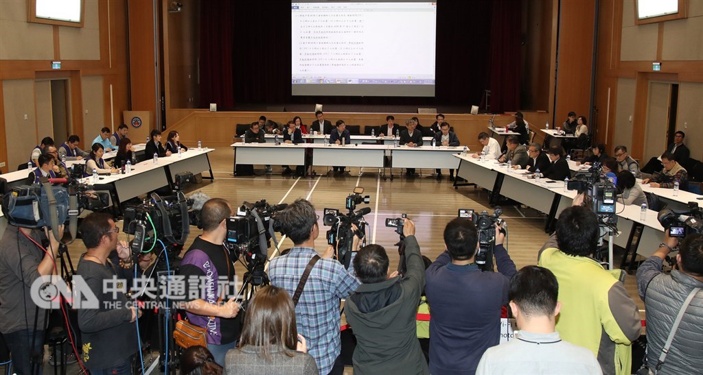 華航機師罷工第3次勞資座談會13日凌晨1時在交通部「集思交通部會議中心」5樓集會堂舉行,眾多媒體到場採訪。中央社記者張新偉攝 108年2月13日