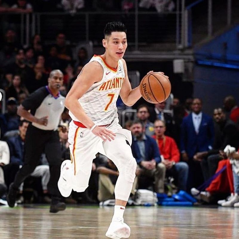 NBA台裔球星林書豪(前)與亞特蘭大老鷹談妥合約買斷,投效目前東區排名第2的多倫多暴龍。(圖取自林書豪IG網頁www.instagram.com/jlin7)