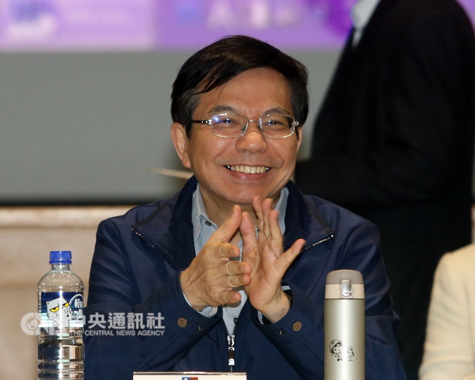華航勞資漏夜協商,雙方達成改善疲勞航班共識,交通部政務次長王國材(圖)為與會者鼓掌。 中央社記者郭日曉攝 108年2月13日