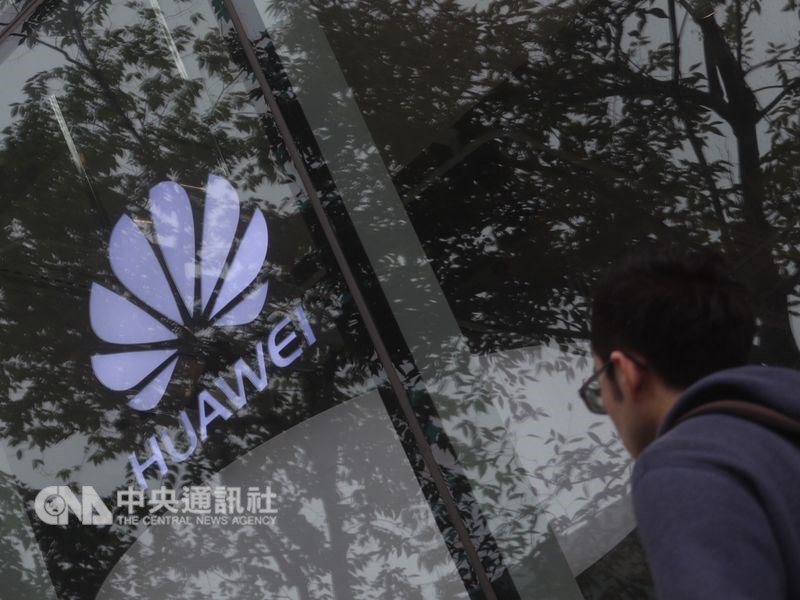 美國國務卿蓬佩奧日前警告盟邦,不要使用中國華為技術公司生產的設備。(中央社檔案照片)