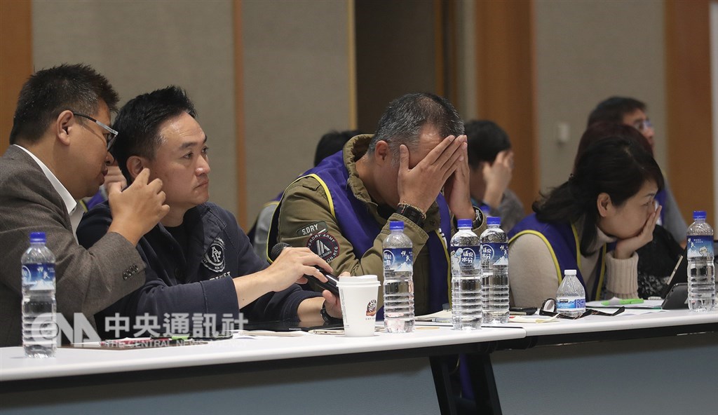 華航機師罷工勞資座談會從凌晨1時進行至4時多,桃園市機師工會常務理事陳蓓蓓(前右)與工會成員略顯疲態。 中央社記者張新偉攝 108年2月13日