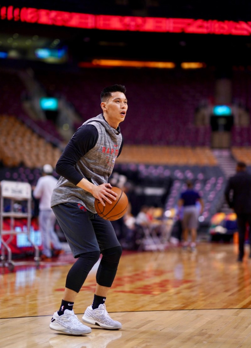 美國職籃NBA台裔球星林書豪13日迎來在多倫多暴龍首秀,他開玩笑直呼:「能加入一支目前40多勝的球隊,感覺自己像是在作弊。」(圖取自twitter.com/Raptors)