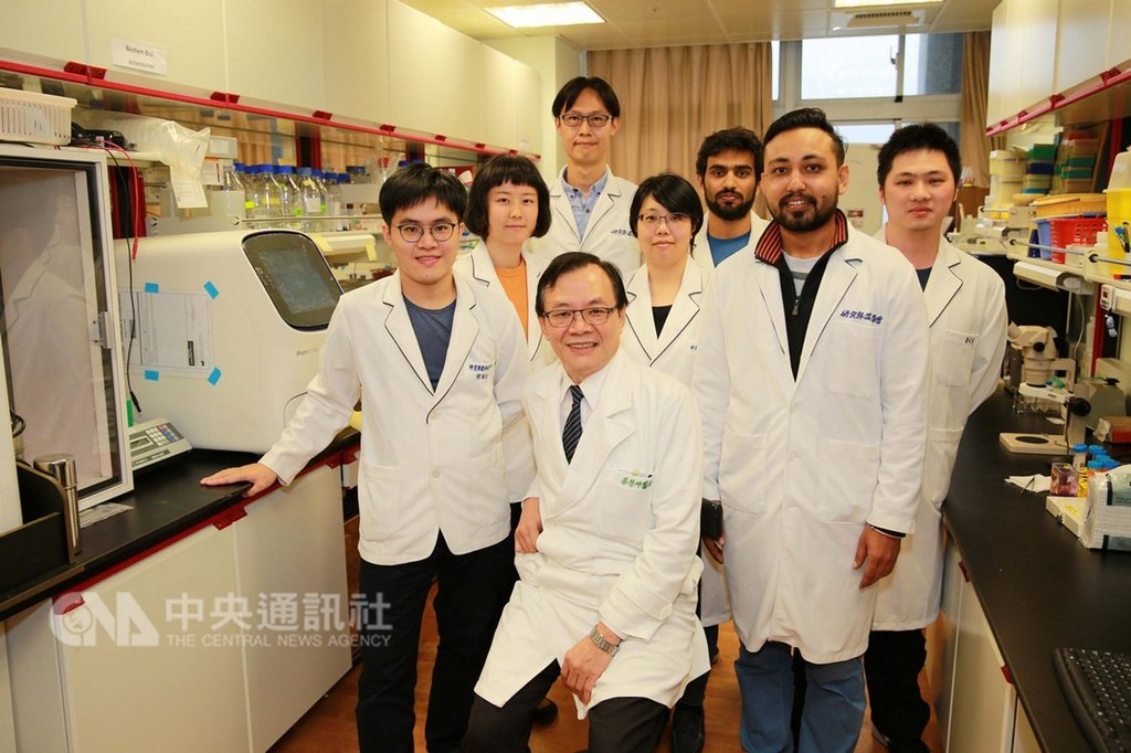 花蓮慈濟醫院眼科研究中心蔡榮坤(前中)帶領研究團隊,利用自體且取得容易的少量血液與皮膚的體細胞成功分化後的細胞,可望修復視網膜病變及視神經受損,為失明患者帶來重見光明的希望。(花蓮慈濟醫院提供)中央社記者李先鳳傳真 108年2月14日