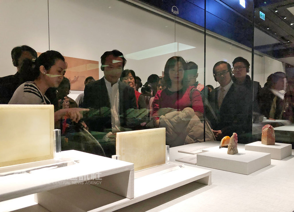國立故宮博物院南部院區14日表示,「赤壁與三國群英形象」特展展期持續至4月14日,集結拓片、繪畫、書法等故宮藏品,搭配台灣漫畫家鄭問生前為日本遊戲創作的人物原稿,在春節期間引起參觀熱潮。(資料照片)中央社記者黃國芳攝 108年2月14日