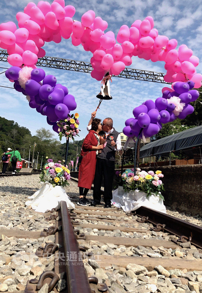 苗栗舊山線鐵道自行車業者14日舉辦西洋情人節活動,縣長徐耀昌夫婦(圖)也出席一同曬恩愛,現場洋溢浪漫溫馨氛圍。中央社記者管瑞平攝 108年2月14日