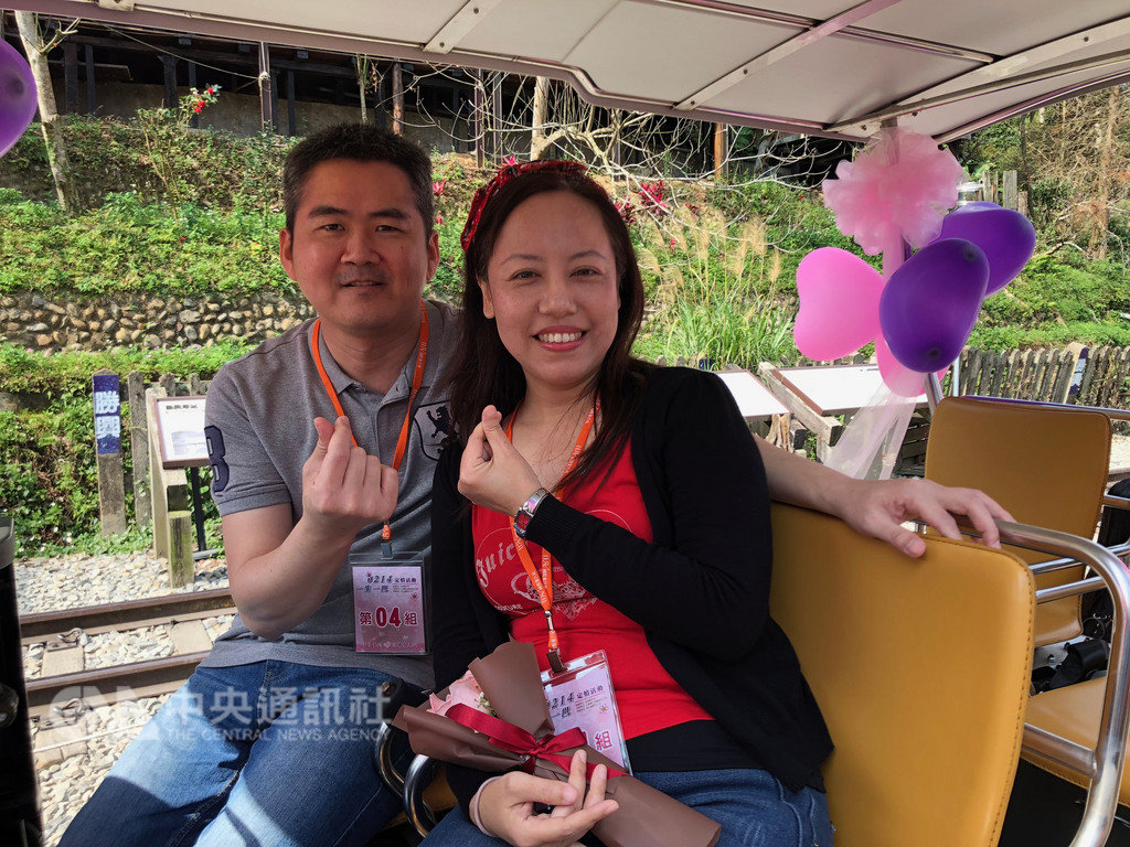 苗栗舊山線鐵道自行車業者14日舉辦西洋情人節活動,報名參加的20對戀人佳偶完成愛情通關指令後,搭乘鐵道自行車飽覽舊山線美景,浪漫過節。中央社記者管瑞平攝 108年2月14日