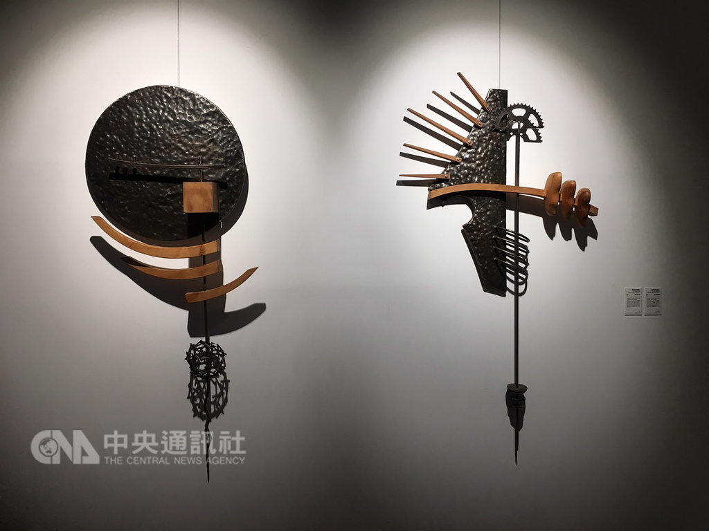 「當斜坡文化遇見垂直城市:大山地門當代藝術文件展」14日起在國父紀念館博愛藝廊展出,展覽集結13名在地藝術家作品,民眾能透過藝術家的角度認識台灣原住民豐富的藝術文化歷史新視野。中央社記者吳欣紜攝 108年2月14日