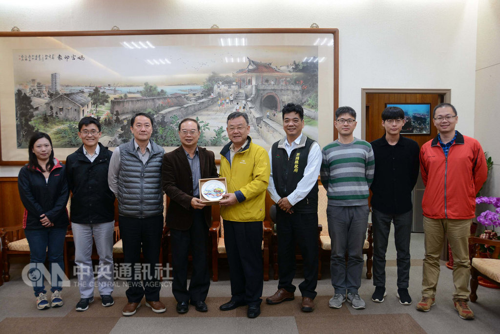 內政部營建署南區工程處長吳瑞安(左4)14日前往拜會澎湖縣長賴峰偉(左5),雙方除致贈紀念禮品,會中並針對道路工程用地徵收配合款等議題交換意見。中央社 108年2月14日