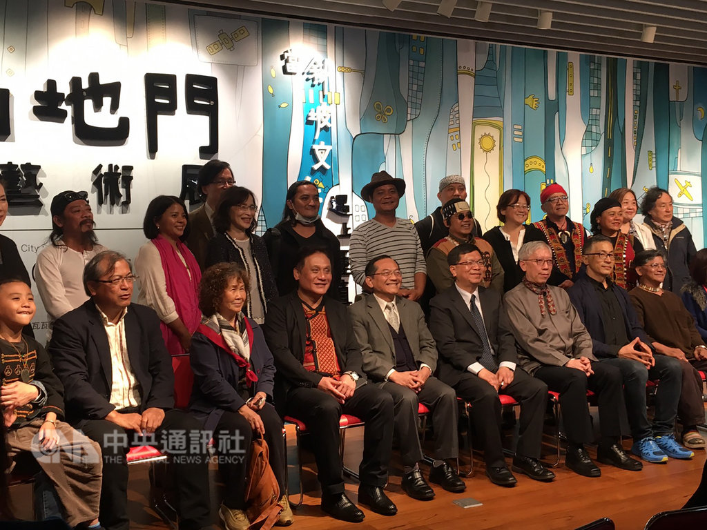 原住民族委員會原住民族文化發展中心宣布「當斜坡文化遇見垂直城市:大山地門當代藝術文件展」14日起在國父紀念館博愛藝廊展出,展覽集結13名在地藝術家作品,透過藝術家於傳統的自我探索與現代城市生活交錯中,呈現出大山地門獨特的創作思維與生命哲學。中央社記者吳欣紜攝 108年2月14日