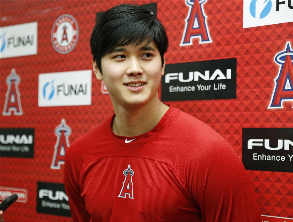 日本球星大谷翔平14日在春訓首次面對媒體談到,2019年任務是把打擊這把刀磨利,投球則輕鬆看待。(共同社提供)