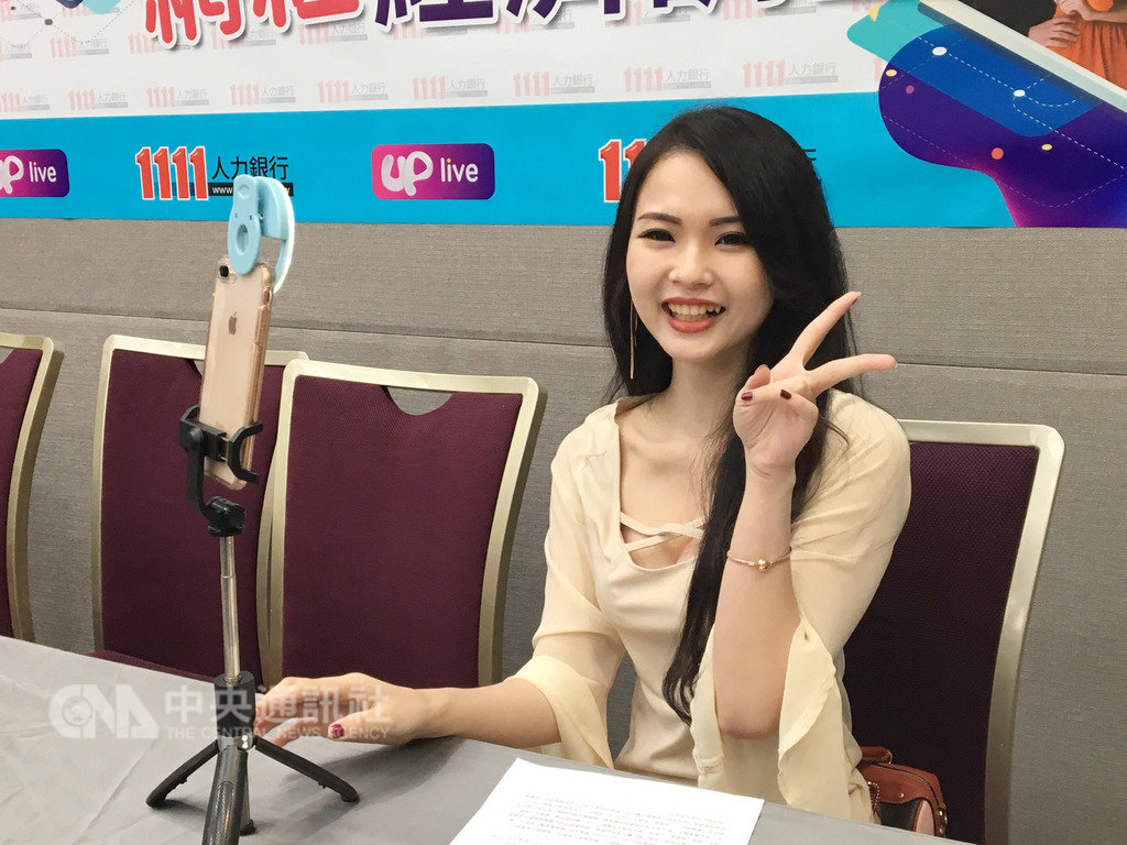 網紅經濟夯,調查顯示有4成上班族有意當網紅。直播主米漿15日表示,每天直播約2到3個小時,月入可達到新台幣10萬元。除了時間更彈性外,也償還了家中百萬元債務。中央社記者蔡芃敏攝 108年2月15日