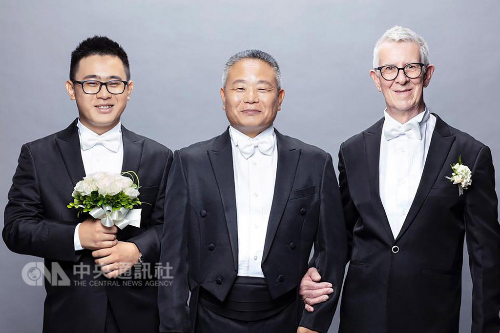 24歲台灣青年趙守泉(左)與75歲英國老爹Andy(右)決定攜手共度一生,獲得趙守泉父親力挺,趙守泉15日說,雙方家人都願意支持、給祝福,「我很開心,也很幸運」。(翻攝臉書「許常德的地下手記」)中央社記者管瑞平傳真 108年2月15日