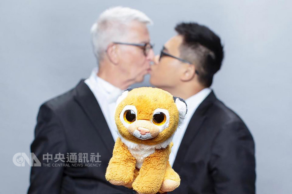 24歲台灣青年趙守泉(右)與75歲英國老爹Andy(左)決定攜手共度一生,這樁跨國忘年同志婚姻引起外界注目。(翻攝臉書「許常德的地下手記」)中央社記者管瑞平傳真 108年2月15日