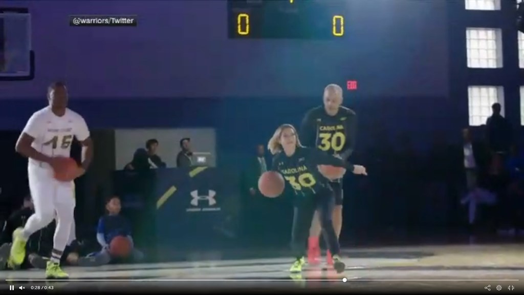 NBA金州勇士明星後衛柯瑞的家族基金會舉辦了一場慈善投籃大賽,比賽成員全是柯瑞家族,分成4隊比賽,沒想到是爸爸戴爾柯瑞、媽媽桑雅柯瑞(前中)那組奪冠,桑雅柯瑞還投進致勝的Logo Shot。(圖取自ESPN網頁espn.com)