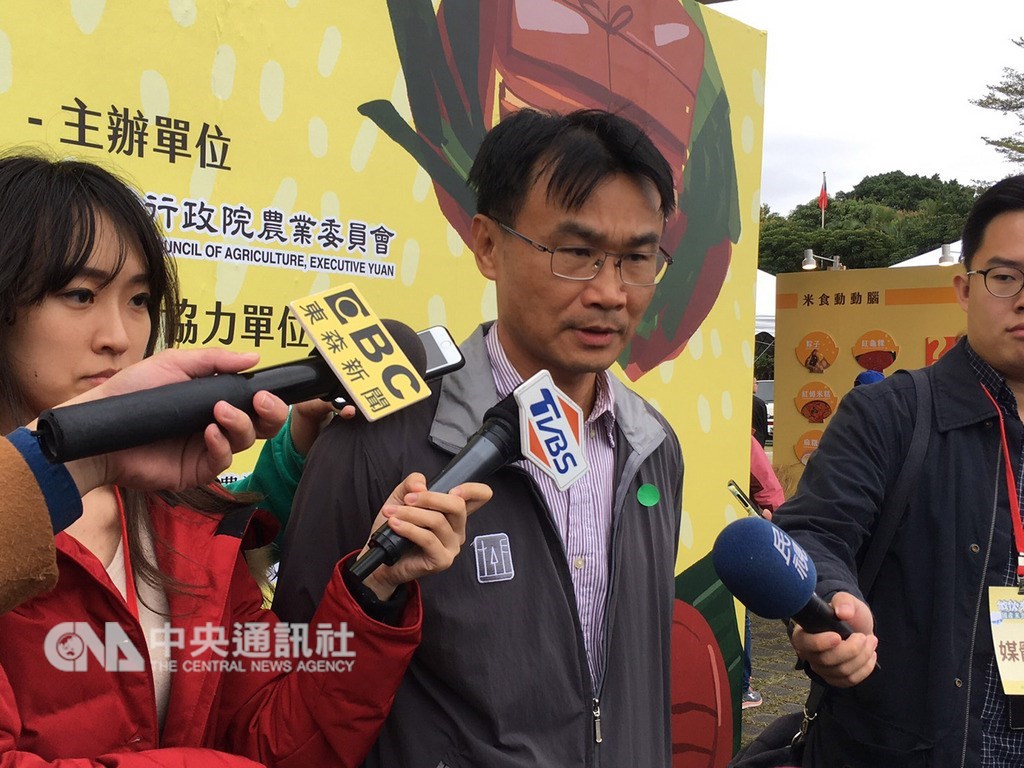 芬普尼蛋再現,農委會主委陳吉仲(中)16日受訪表示,這只是個案,複查後該農場的蛋也沒有問題,現在市面上的蛋品也沒有安全疑慮。中央社記者余曉涵攝 108年2月16日