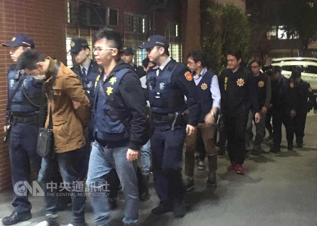 桃園市17日發生越南籍移工持刀械鬥事件,釀1死1傷,警方全力追緝,晚間將7名涉案移工逮捕到案,依法移送檢方偵辦。(桃園警分局提供)中央社記者邱俊欽桃園傳真 108年2月17日