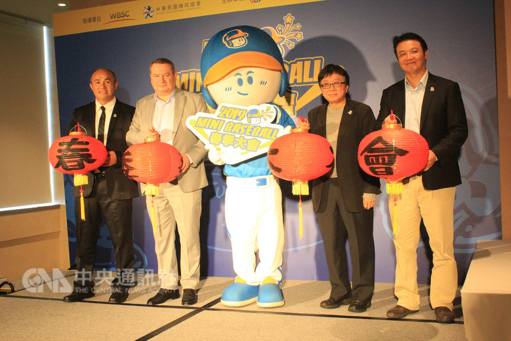 世界棒壘球總會(WBSC)執行長施密特(Michael Schmidt)(左2)18日出席迷你棒球春季大會記者會,談到世界12強賽若台灣、韓國與澳洲都沒辦法打進前6強複賽,亞太區就不會產生席次,之後要怎麼決定名額,還要再討論。中央社記者楊啟芳攝 108年2月18日