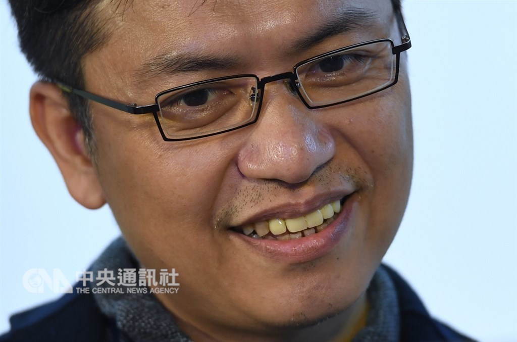 作家吳明益新書「苦雨之地」以小說形式進行自然書寫,他17日下午在2019第27屆台北國際書展世貿一館主題廣場舉辦新書講座,與民眾分享人與自然之間的關係。中央社記者王飛華攝 108年2月17日