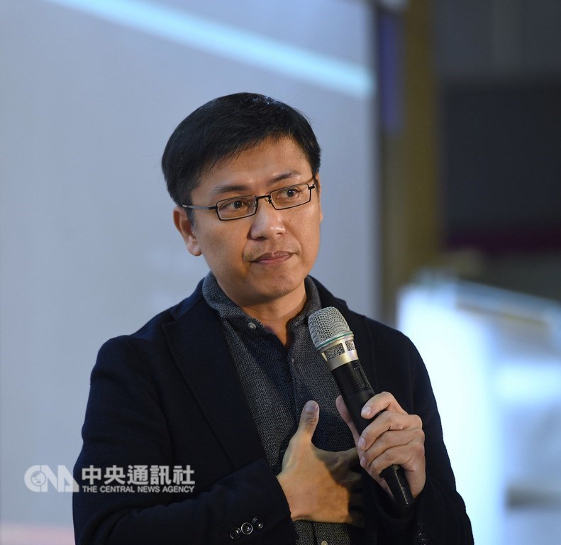 作家吳明益新書「苦雨之地」系列講座第5場「沉默之聲:關於自然書寫的演化(2)接續北美館演講」,17日在2019台北國際書展世貿一館主題廣場舉行,吳明益出席與民眾分享寫作點滴。中央社記者王飛華攝 108年2月17日