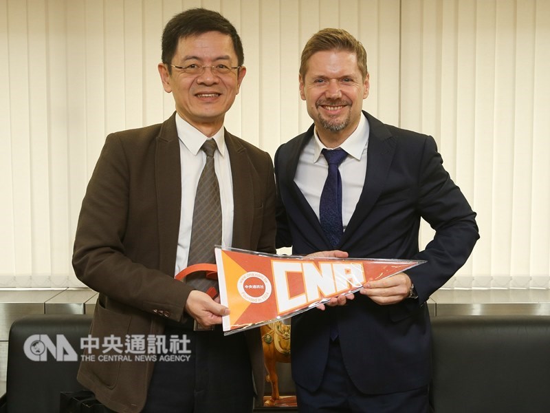 加拿大駐台北貿易辦事處代表芮喬丹(Jordan Reeves)(右)18日拜會中央通訊社,由中央社社長張瑞昌(左)熱情接待。中央社記者謝佳璋攝 108年2月18日