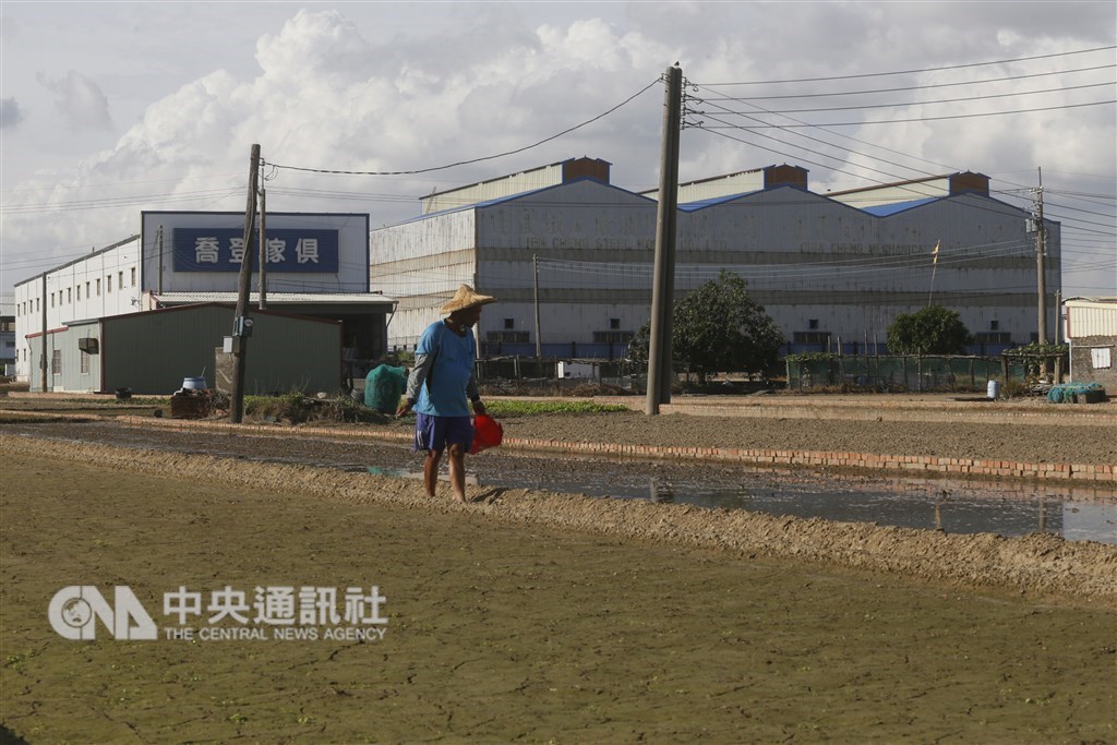 經濟部表示,今年將展開全國清查農地工廠,設定申請合法化輔導的期限。(中央社檔案照片)