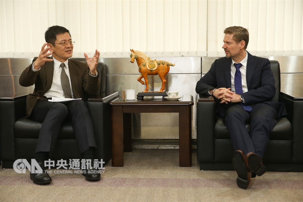 加拿大駐台北貿易辦事處代表芮喬丹(Jordan Reeves)(右)18日拜會中央通訊社,和中央社社長張瑞昌(左)就文化、商業交流等方面交換意見。芮喬丹表示,台灣是加拿大第12大貿易夥伴,盼能促進雙邊投資,並提升加拿大在台灣的能見度。中央社記者謝佳璋攝 108年2月18日