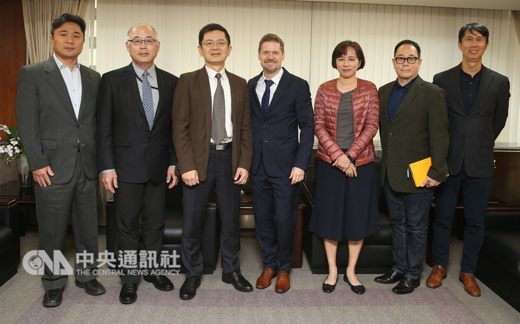 加拿大駐台北貿易辦事處代表芮喬丹(Jordan Reeves)(中)18日拜會中央通訊社,和中央社社長張瑞昌(左3)、總編輯陳正杰(左2)等人合影。中央社記者謝佳璋攝 108年2月18日