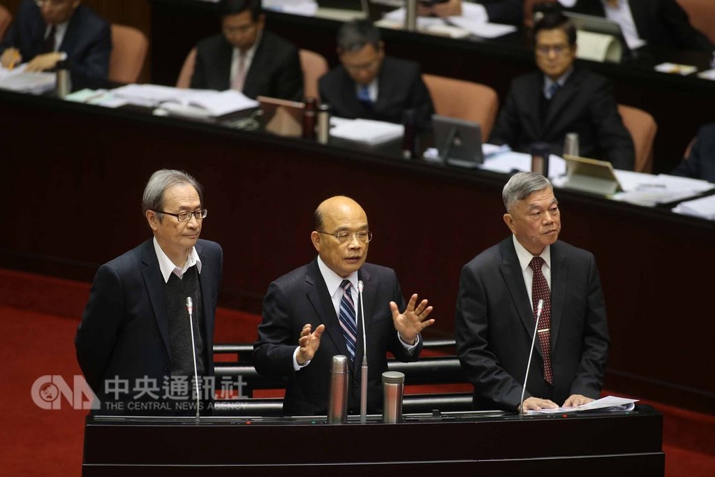 時代力量立委徐永明在立法院施政總質詢時問,若公投要求核廢料從蘭嶼遷回本島核電廠存放、重啟核四是否可行。行政院長蘇貞昌(中)19日表示,核電廠所在地絕對不會同意。蘇貞昌也指出,現在核能發電已經是不可能,事實上不可能,不要說態度上反對,及環境基本法等是都反對的,而是事實不可能。中央社記者徐肇昌攝 108年2月19日