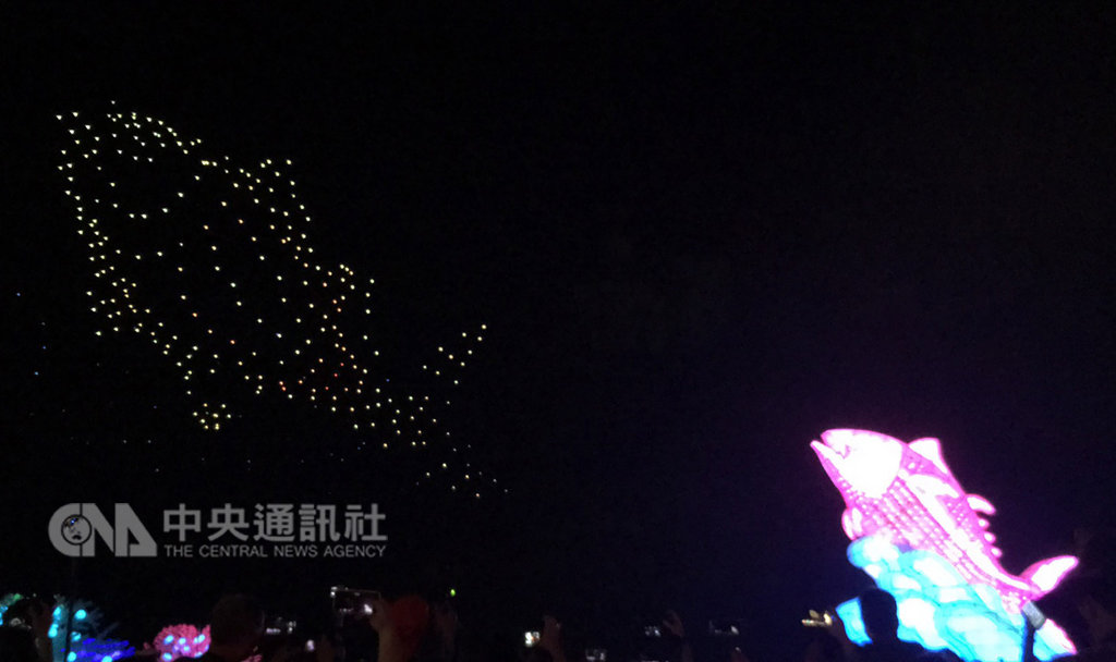 台灣燈會30週年首次移師屏東舉行,19日元宵節晚間正式開幕點燈,主燈「巨鮪來富」在煙火與閃光中旋轉,Intel公司無人機秀也順利演出,震撼全場。中央社記者郭芷瑄攝 108年2月19日