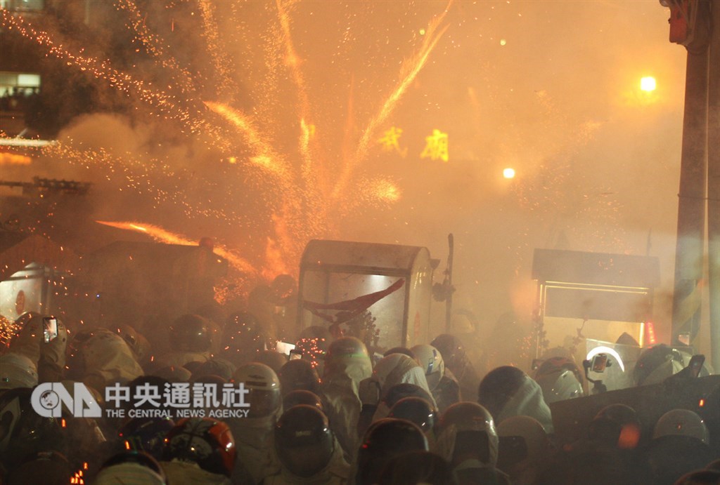 台南市政府環保局監測發現,19日鹽水國中主炮城引爆時,PM2.5濃度一度超出法定24小時平均標準值86倍。(中央社檔案照片)