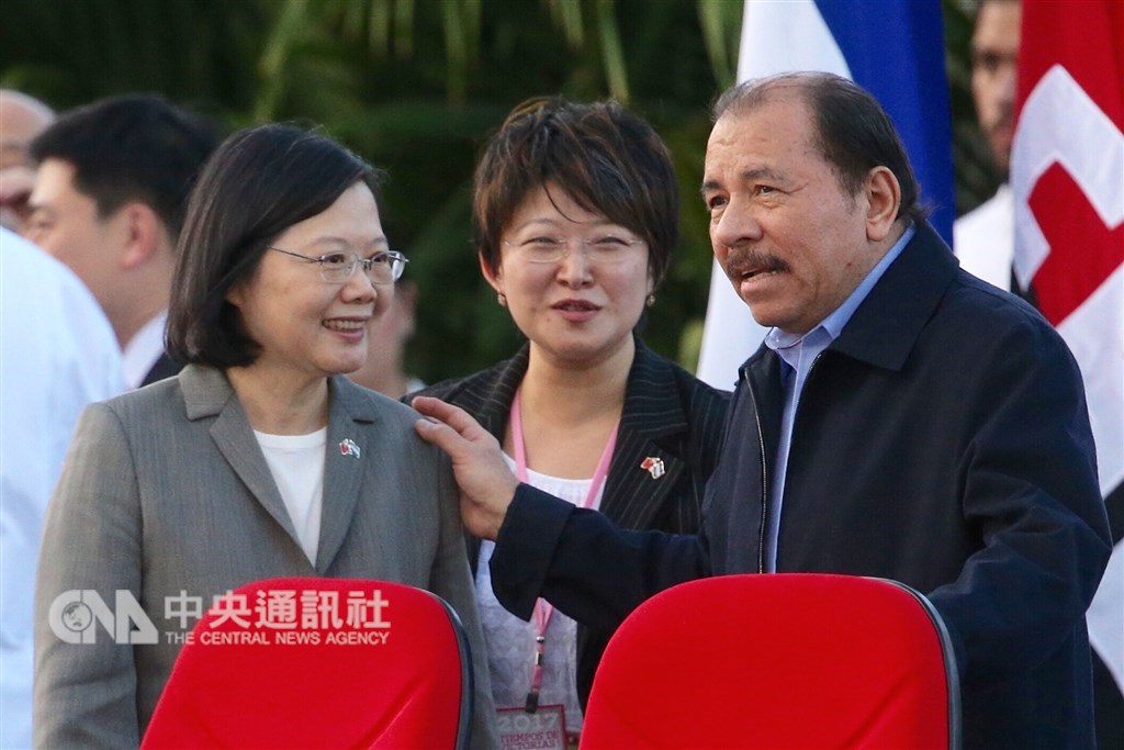 尼加拉瓜國會20日接受台灣政府提供的1億美元貸款案。圖為蔡總統(左)2017年出訪尼加拉瓜,出席尼加拉瓜總統奧蒂嘉(右)的就職典禮。(中央社檔案照片)