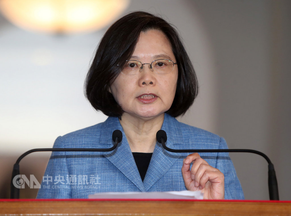 總統蔡英文20日發表迴廊談話表示,作為總統除了保家衛國之外,把台灣推向國際並且讓世代的台灣人擁有自由的意志選擇,這是她未來的使命也是決心連任的目的。中央社記者鄭傑文攝 108年2月20日