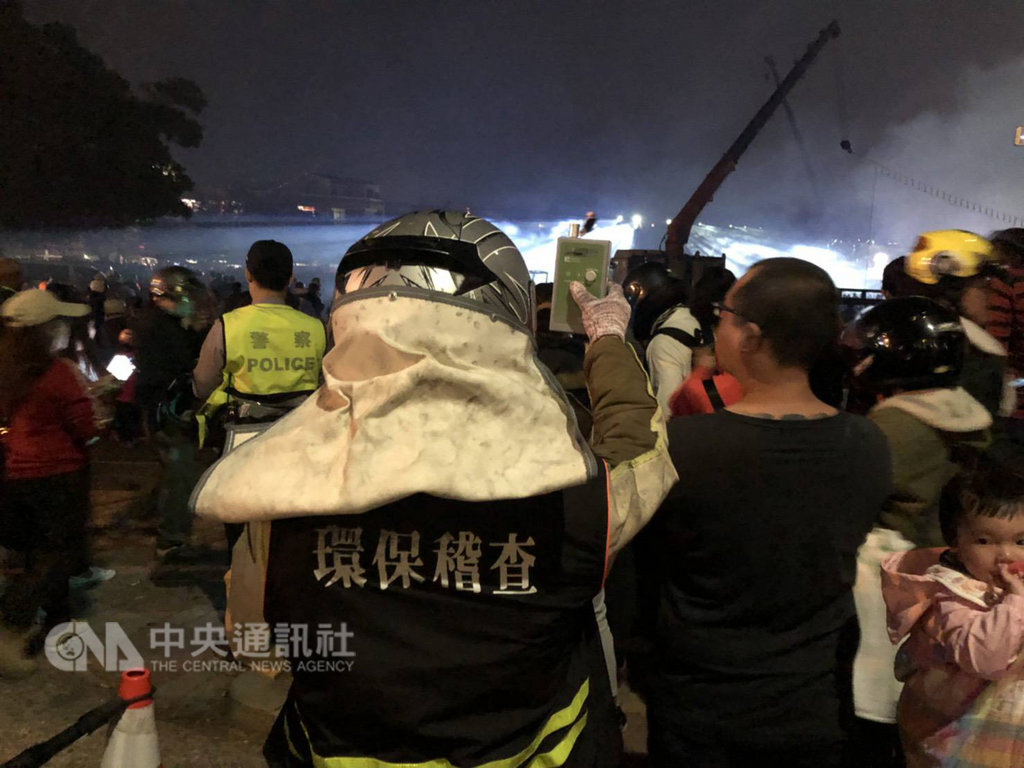 台南鹽水蜂炮元宵夜掀高潮,台南市政府環保局監測空氣品質發現,19日晚間鹽水國中主炮城引爆時,PM2.5濃度一度超出法定24小時平均標準值86倍。(台南市環保局提供)中央社記者張榮祥台南傳真 108年2月20日