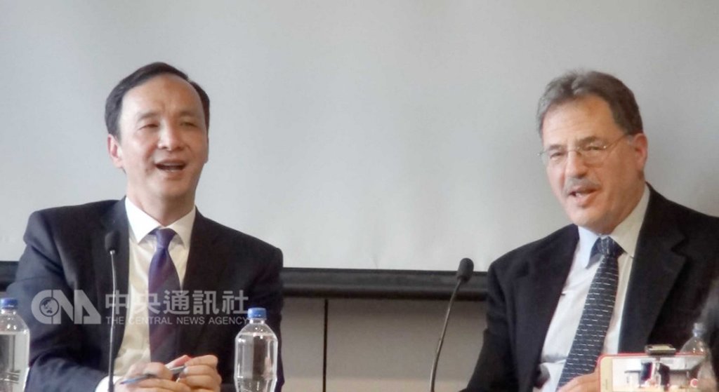 前新北市長朱立倫(左)19日參訪史丹佛大學、並與該校學生、學者和前美國官員會談。相處一天後,史丹佛大學資深教授戴雅門(Larry Diamond)(右)開玩笑說,朱立倫是個好教授兼好學生。中央社記者張可衣舊金山攝 108年2月20日