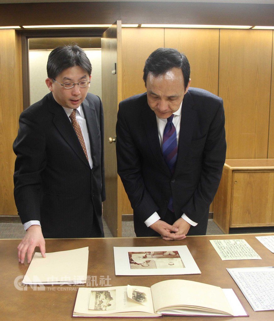 前新北市長朱立倫(右)於當地時間19日下午參訪史丹佛大學胡佛檔案館。胡佛研究員暨東亞館藏部主任林孝庭為朱立倫展示珍貴史料館藏。(胡佛檔案館提供)中央社記者張可衣舊金山傳真 108年2月20日