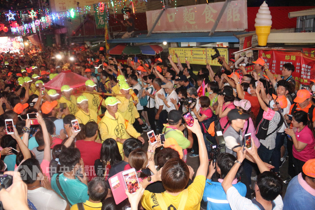 苗栗白沙屯拱天宮媽祖今年徒步進香期程與台中大甲鎮瀾宮媽祖遶境進香時程重疊,預料兩隊人馬回程時相遇的機率相當高,場面將盛況空前。(資料照片)中央社記者管瑞平攝 108年2月20日