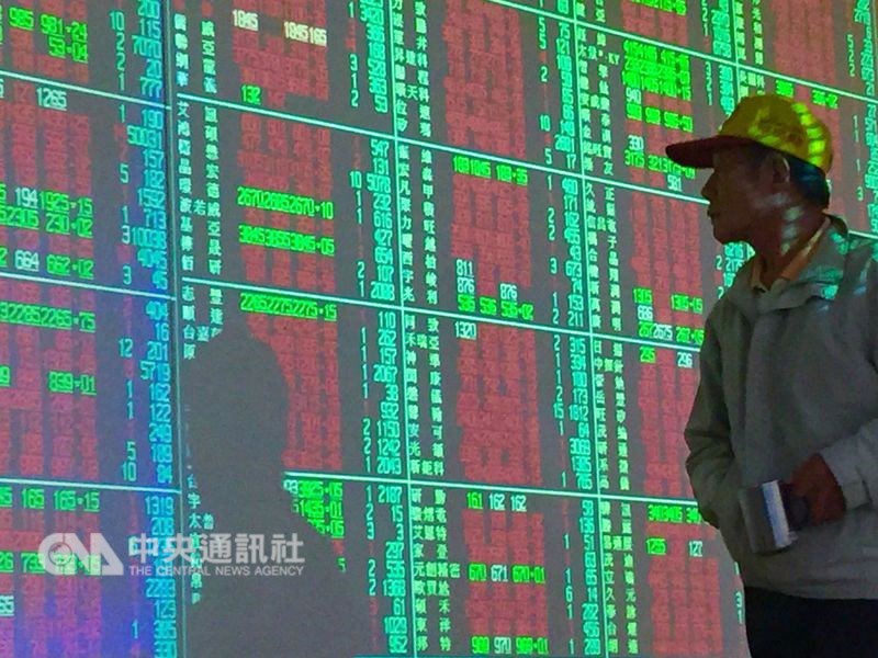 台積電和大立光領軍,PCB族群走堅,台股20日早盤大漲近百點。(中央社檔案照片)