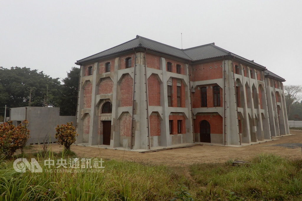 國定古蹟台南水道範圍包含「淨水池區」與「水源地區」兩大區域,土地面積廣達56公頃,歷時9年的修復工程已於2月完工,預定今年就能全區開放。圖為台南水道送出唧筒室建築外觀。(台南市文資處提供)中央社記者張榮祥台南傳真 108年2月21日