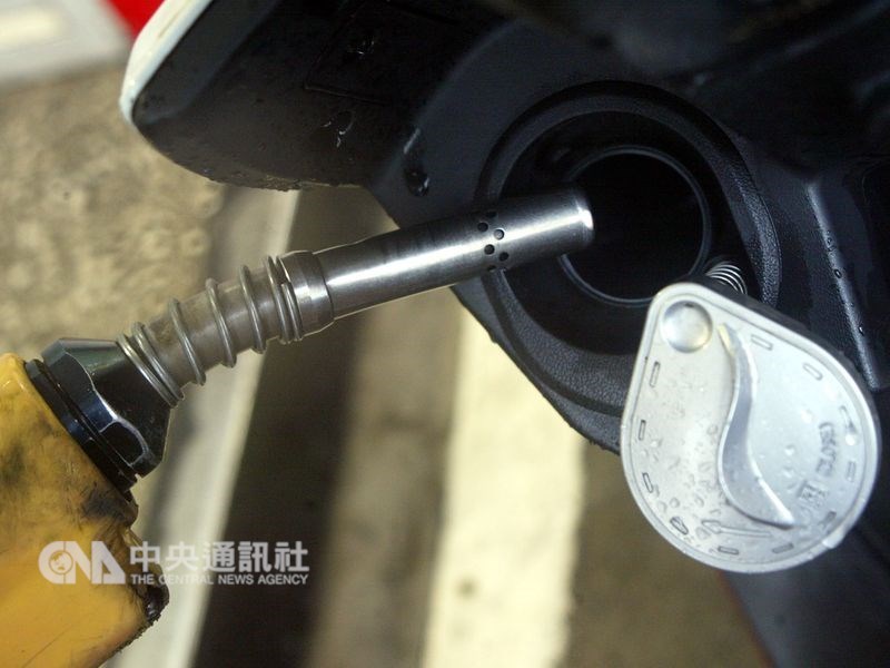依中油浮動油價調整機制,汽、柴油每公升將各調漲新台幣1.5元、0.7元,98無鉛汽油每公升31.3元。(中央社檔案照片)