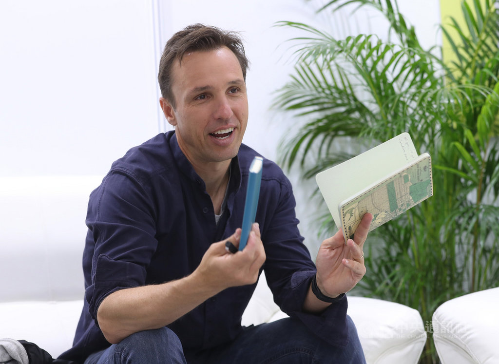 澳洲作家馬格斯.朱薩克(Markus Zusak)接受中央社專訪時,穿著球鞋、牛仔褲,一如陽光大男孩般爽朗,看不出來是個作品在全球銷售百萬冊的作家,更是個2隻貓、2隻狗、2個小孩的父親。中央社記者張皓安攝 108年2月22日