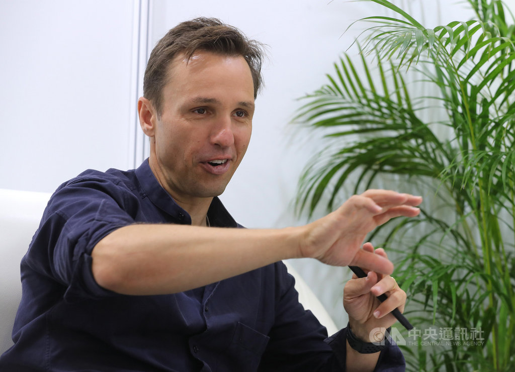 因作品「偷書賊」聲名大噪的澳洲作家馬格斯.朱薩克(Markus Zusak)接受中央社專訪時表示,如果小說內容反映出生活,對他而言應該是些細微片刻跟細節。中央社記者張皓安攝 108年2月22日