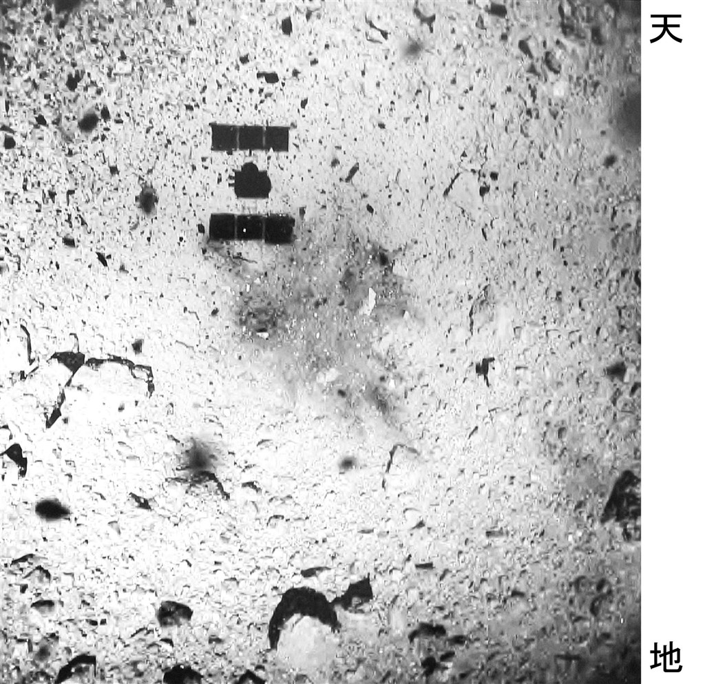 日本探測機「隼鳥2號」22日完成登陸小行星「龍宮」創舉。(共同社提供)