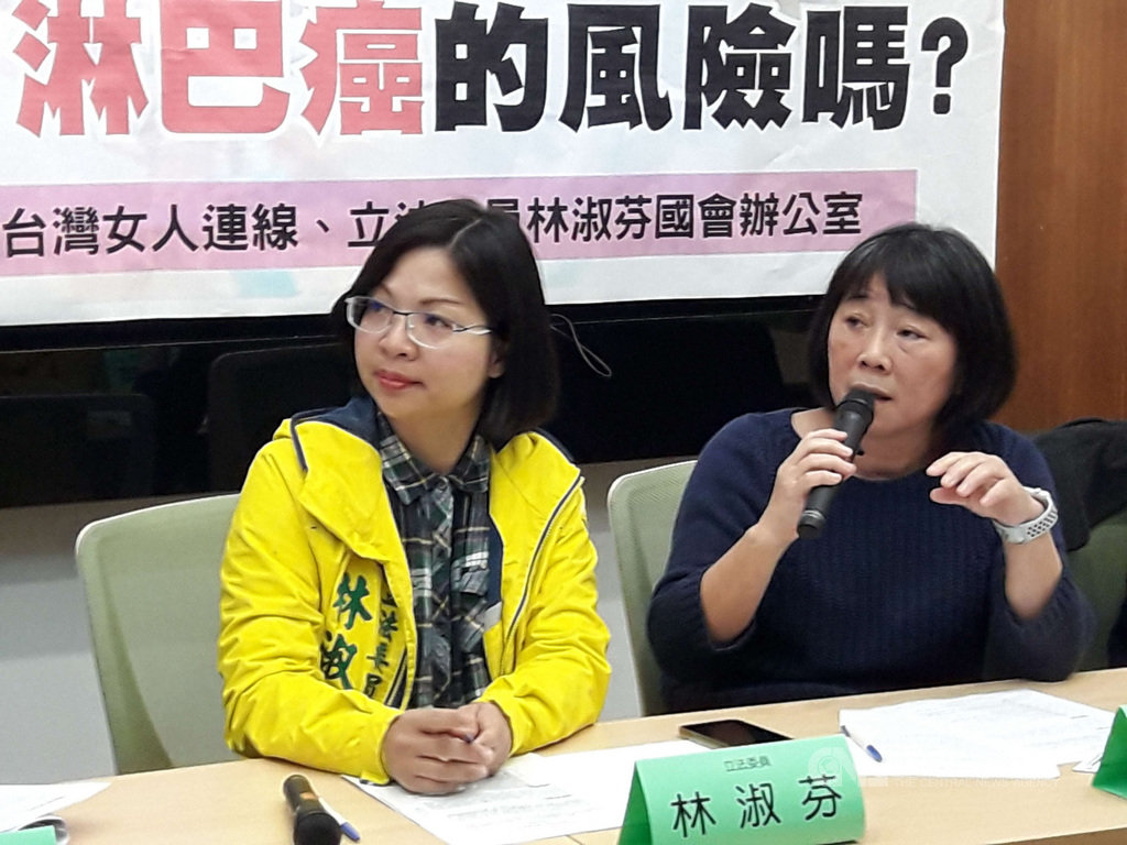 民進黨立委林淑芬(左)與台灣女人連線常務理事黃淑英(右)23日在立法院共同召開記者會,關切乳房植入物產品對女性健康安全影響,呼籲政府強化把關、追蹤作為,積極研議對國內使用情形進行調查與瞭解。中央社記者范正祥攝 108年2月23日