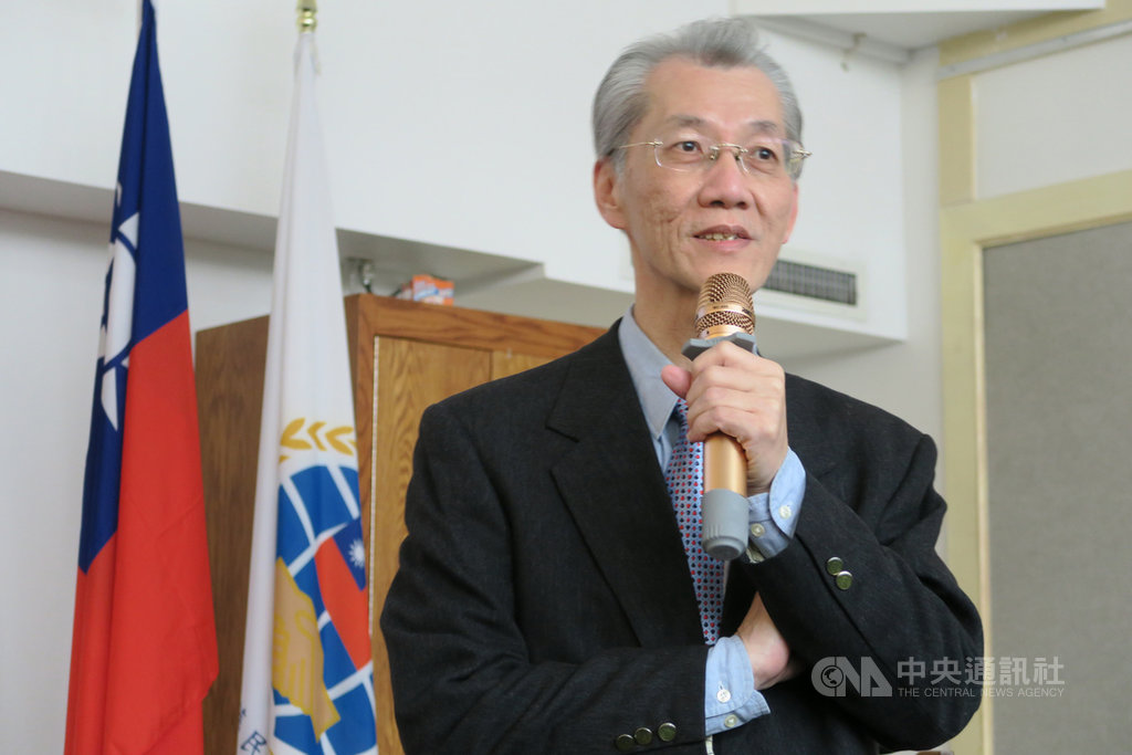 學者明居正表示,美國總統川普發動貿易戰嚴重衝擊中國內部,從而影響兩岸關係,台灣夾在其中「空前難受但空前安全」。中央社記者尹俊傑紐約攝 108年2月24日