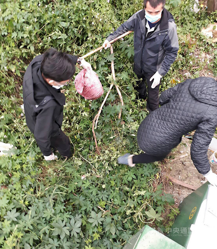 苗栗縣21歲未婚劉姓女子,去年12月在婦產科診所生產,自己先出院後數日再到診所接回男嬰,但卻將男嬰帶到住家附近土地公廟,利用廟旁不鏽鋼水槽將兒子淹死,再用塑膠袋包裹,丟棄在住家旁草叢。(翻攝畫面)中央社記者魯鋼駿傳真 108年2月24日